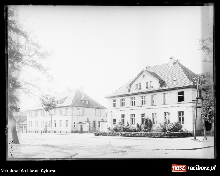 Zdjęcie w galerii na portalu naszraciborz.pl: Okolice starego szpitala na archiwalnej fotografii wiadomości z regionu