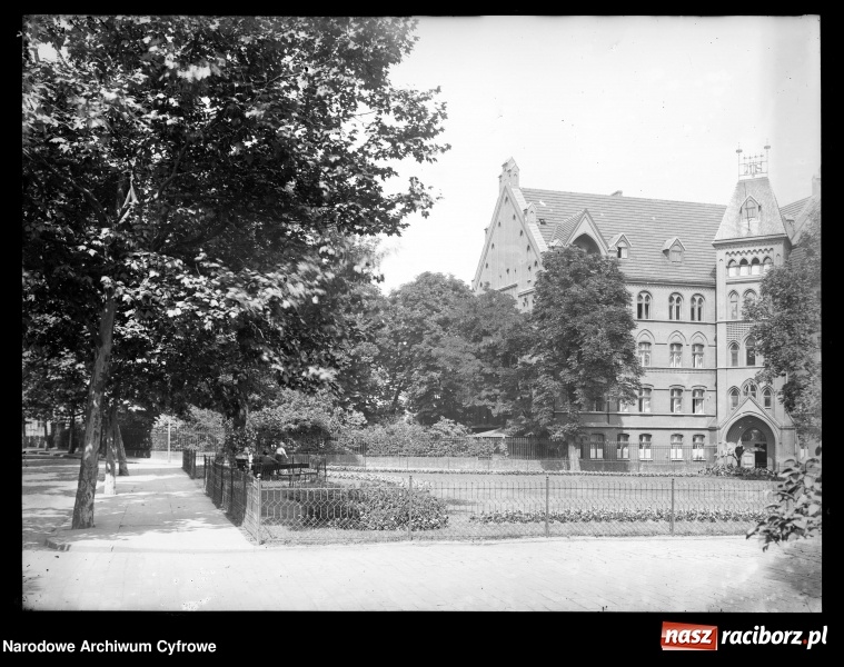 Zdjęcie w galerii na portalu naszraciborz.pl: Okolice starego szpitala na archiwalnej fotografii wiadomości z regionu