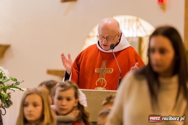 Zdjęcie w galerii na portalu naszraciborz.pl: Święto Szkoły w ZSP nr 3 na Płoni. Placówka ma nowy sztandar  wiadomości z regionu