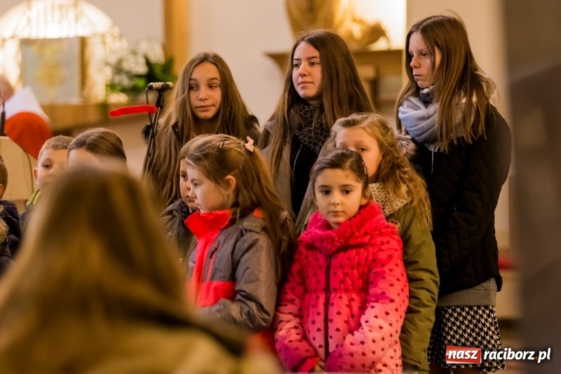 Zdjęcie w galerii na portalu naszraciborz.pl: Święto Szkoły w ZSP nr 3 na Płoni. Placówka ma nowy sztandar  wiadomości z regionu