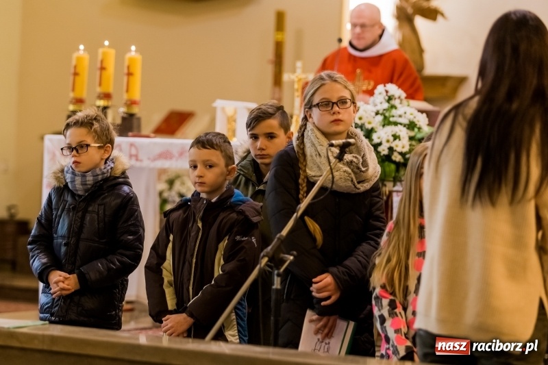 Zdjęcie w galerii na portalu naszraciborz.pl: Święto Szkoły w ZSP nr 3 na Płoni. Placówka ma nowy sztandar  wiadomości z regionu