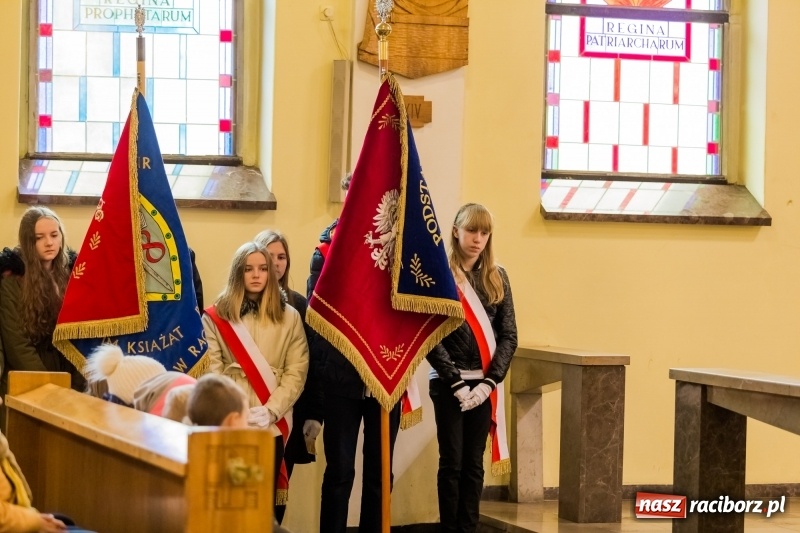 Zdjęcie w galerii na portalu naszraciborz.pl: Święto Szkoły w ZSP nr 3 na Płoni. Placówka ma nowy sztandar  wiadomości z regionu