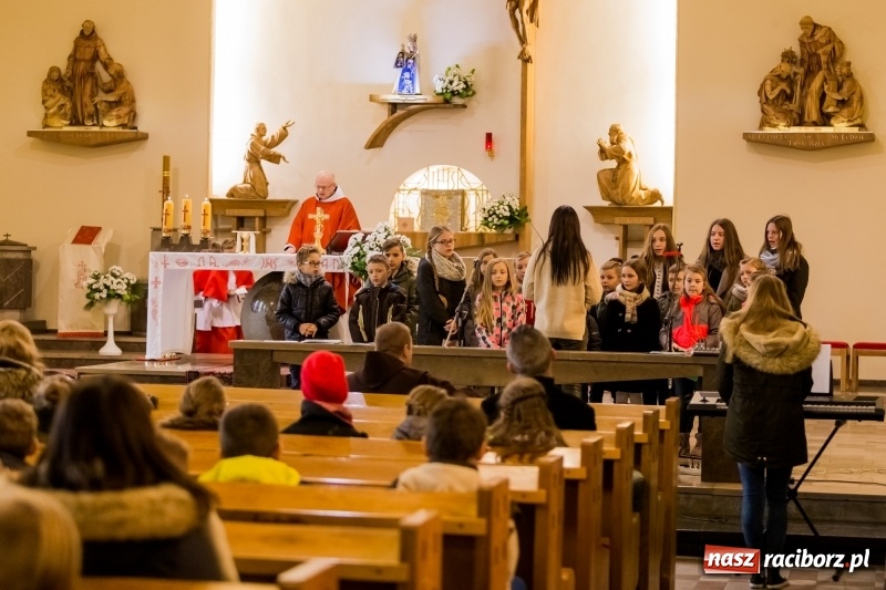 Zdjęcie w galerii na portalu naszraciborz.pl: Święto Szkoły w ZSP nr 3 na Płoni. Placówka ma nowy sztandar  wiadomości z regionu