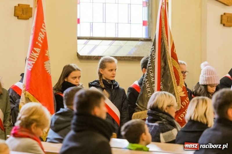 Zdjęcie w galerii na portalu naszraciborz.pl: Święto Szkoły w ZSP nr 3 na Płoni. Placówka ma nowy sztandar  wiadomości z regionu