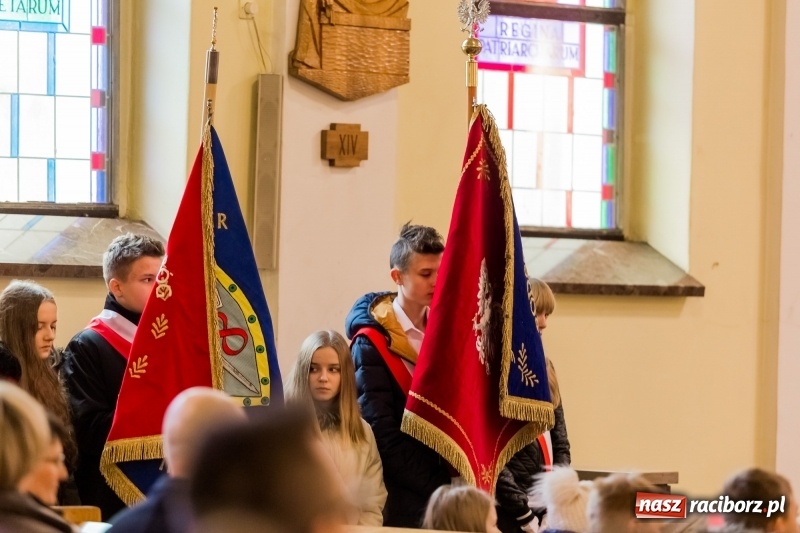 Zdjęcie w galerii na portalu naszraciborz.pl: Święto Szkoły w ZSP nr 3 na Płoni. Placówka ma nowy sztandar  wiadomości z regionu