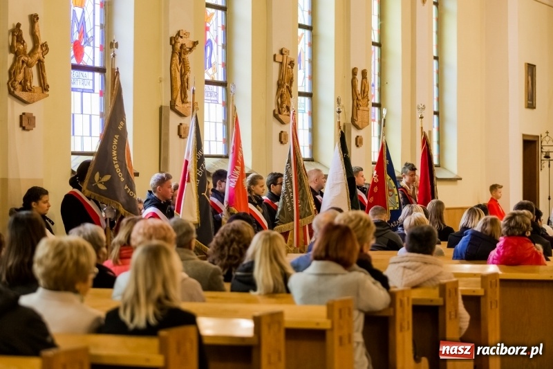 Zdjęcie w galerii na portalu naszraciborz.pl: Święto Szkoły w ZSP nr 3 na Płoni. Placówka ma nowy sztandar  wiadomości z regionu