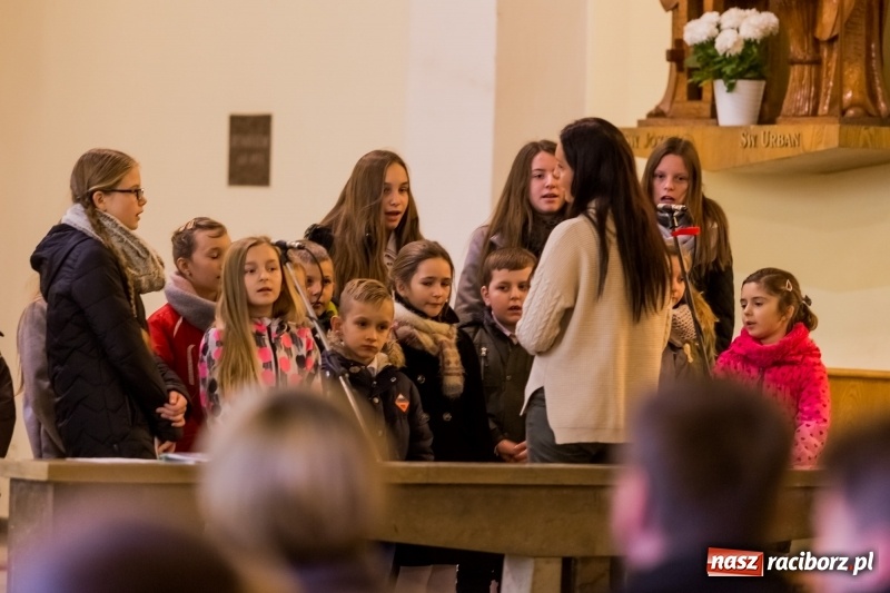 Zdjęcie w galerii na portalu naszraciborz.pl: Święto Szkoły w ZSP nr 3 na Płoni. Placówka ma nowy sztandar  wiadomości z regionu