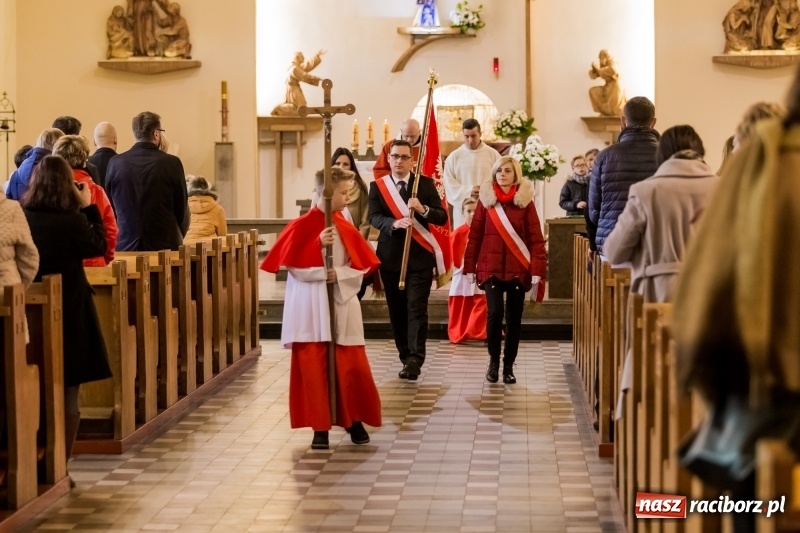 Zdjęcie w galerii na portalu naszraciborz.pl: Święto Szkoły w ZSP nr 3 na Płoni. Placówka ma nowy sztandar  wiadomości z regionu