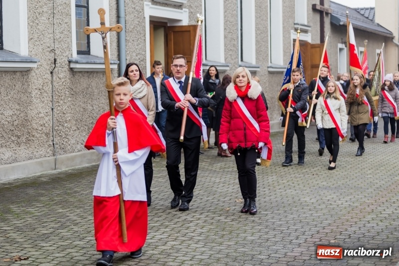 Zdjęcie w galerii na portalu naszraciborz.pl: Święto Szkoły w ZSP nr 3 na Płoni. Placówka ma nowy sztandar  wiadomości z regionu
