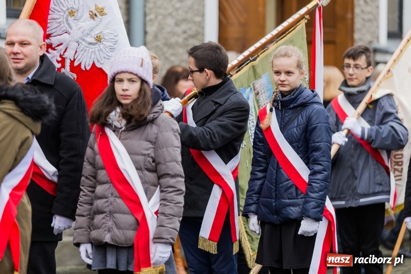 Zdjęcie w galerii na portalu naszraciborz.pl: Święto Szkoły w ZSP nr 3 na Płoni. Placówka ma nowy sztandar  wiadomości z regionu