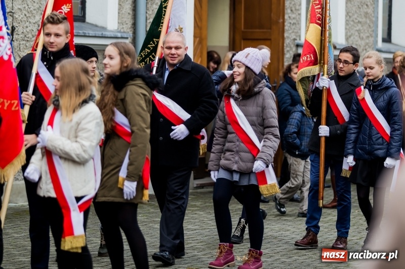Zdjęcie w galerii na portalu naszraciborz.pl: Święto Szkoły w ZSP nr 3 na Płoni. Placówka ma nowy sztandar  wiadomości z regionu