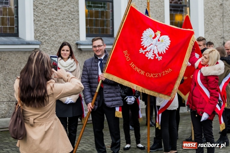 Zdjęcie w galerii na portalu naszraciborz.pl: Święto Szkoły w ZSP nr 3 na Płoni. Placówka ma nowy sztandar  wiadomości z regionu