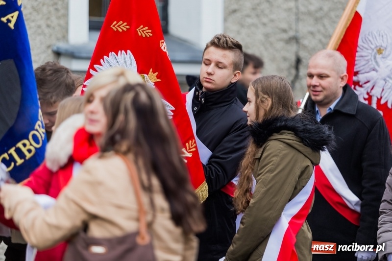Zdjęcie w galerii na portalu naszraciborz.pl: Święto Szkoły w ZSP nr 3 na Płoni. Placówka ma nowy sztandar  wiadomości z regionu