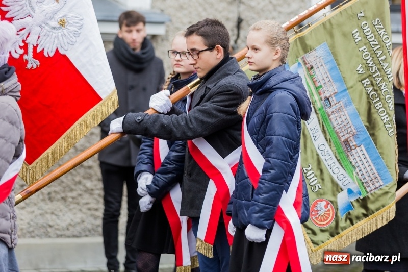 Zdjęcie w galerii na portalu naszraciborz.pl: Święto Szkoły w ZSP nr 3 na Płoni. Placówka ma nowy sztandar  wiadomości z regionu