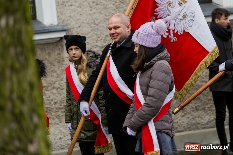 Zdjęcie w galerii na portalu naszraciborz.pl: Święto Szkoły w ZSP nr 3 na Płoni. Placówka ma nowy sztandar  wiadomości z regionu