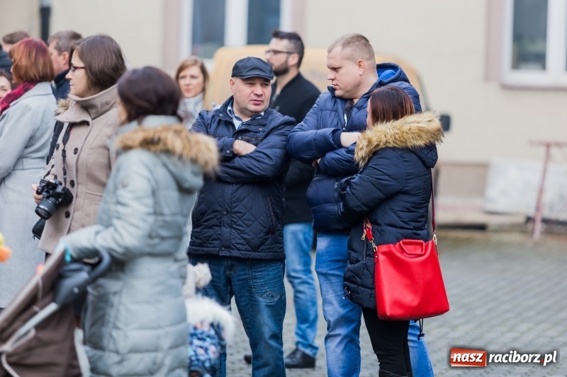 Zdjęcie w galerii na portalu naszraciborz.pl: Święto Szkoły w ZSP nr 3 na Płoni. Placówka ma nowy sztandar  wiadomości z regionu
