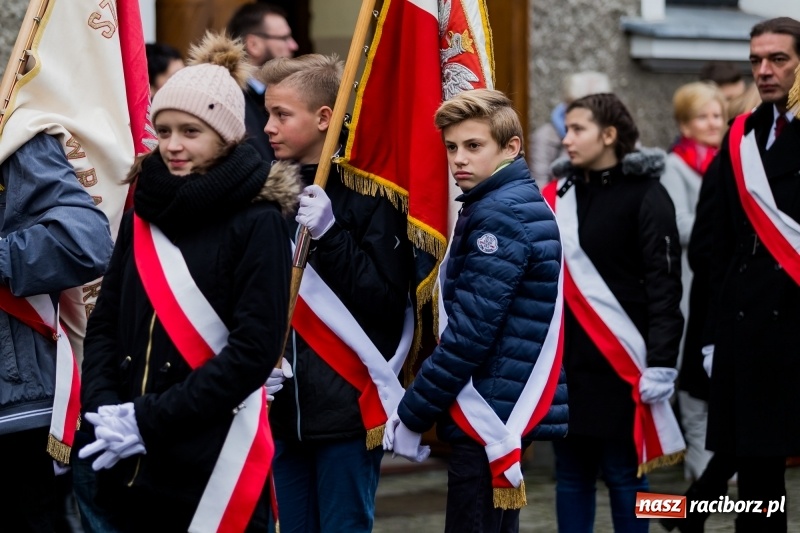 Zdjęcie w galerii na portalu naszraciborz.pl: Święto Szkoły w ZSP nr 3 na Płoni. Placówka ma nowy sztandar  wiadomości z regionu
