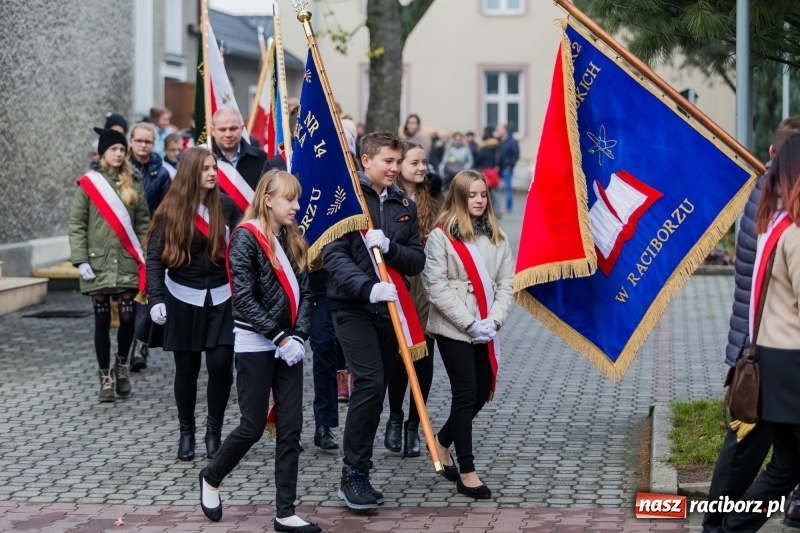Zdjęcie w galerii na portalu naszraciborz.pl: Święto Szkoły w ZSP nr 3 na Płoni. Placówka ma nowy sztandar  wiadomości z regionu