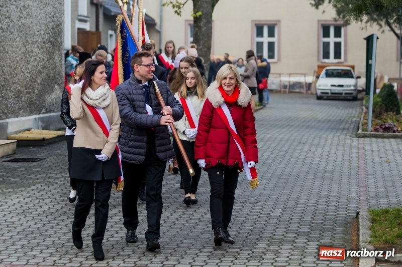 Zdjęcie w galerii na portalu naszraciborz.pl: Święto Szkoły w ZSP nr 3 na Płoni. Placówka ma nowy sztandar  wiadomości z regionu