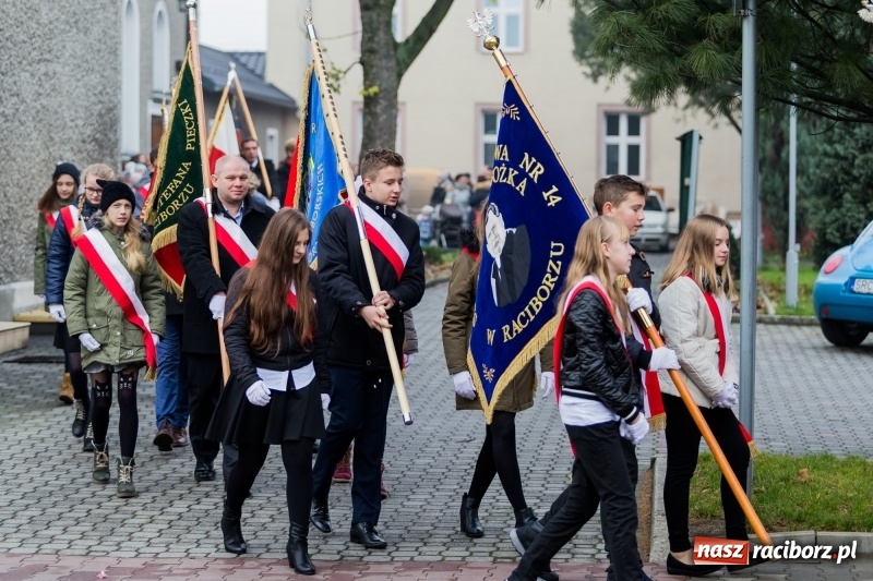Zdjęcie w galerii na portalu naszraciborz.pl: Święto Szkoły w ZSP nr 3 na Płoni. Placówka ma nowy sztandar  wiadomości z regionu