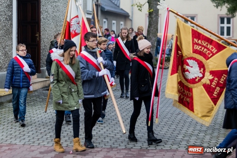Zdjęcie w galerii na portalu naszraciborz.pl: Święto Szkoły w ZSP nr 3 na Płoni. Placówka ma nowy sztandar  wiadomości z regionu