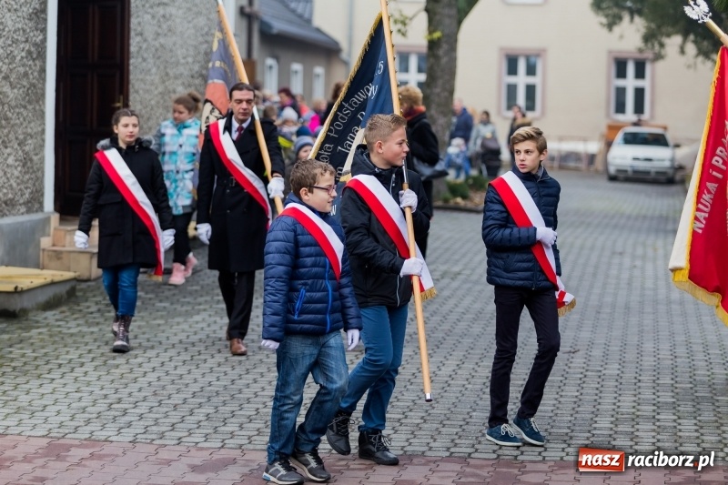 Zdjęcie w galerii na portalu naszraciborz.pl: Święto Szkoły w ZSP nr 3 na Płoni. Placówka ma nowy sztandar  wiadomości z regionu