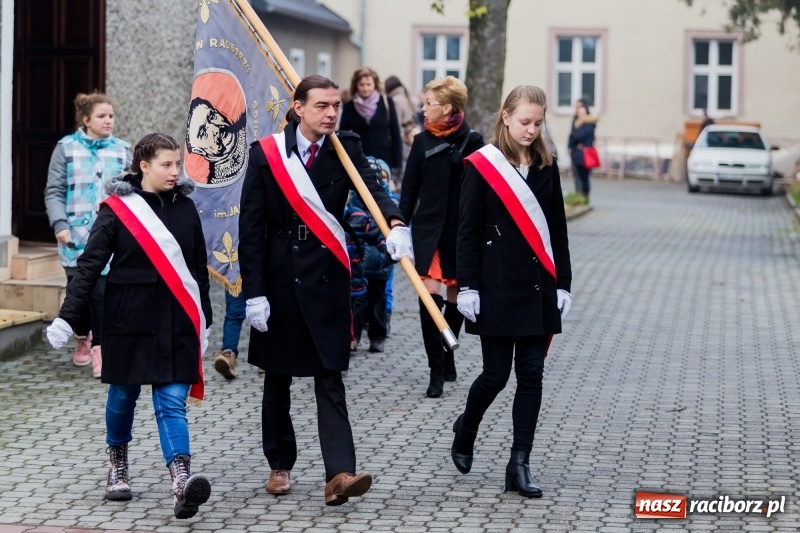 Zdjęcie w galerii na portalu naszraciborz.pl: Święto Szkoły w ZSP nr 3 na Płoni. Placówka ma nowy sztandar  wiadomości z regionu