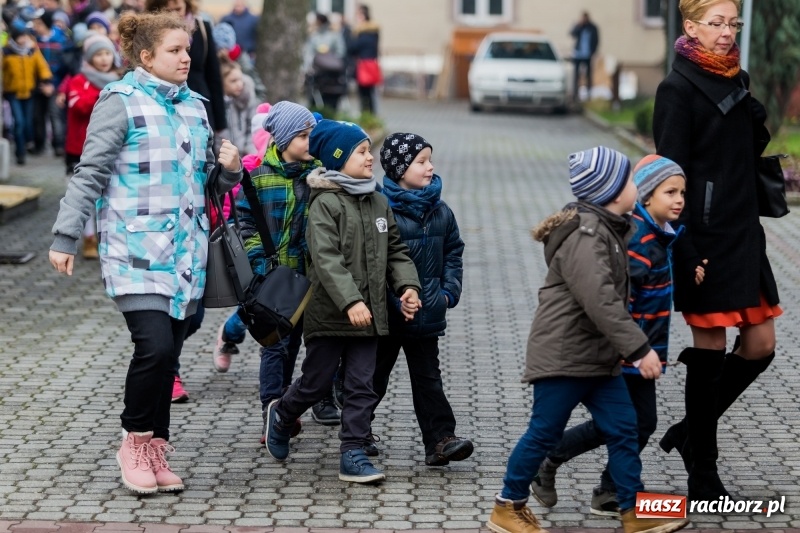 Zdjęcie w galerii na portalu naszraciborz.pl: Święto Szkoły w ZSP nr 3 na Płoni. Placówka ma nowy sztandar  wiadomości z regionu
