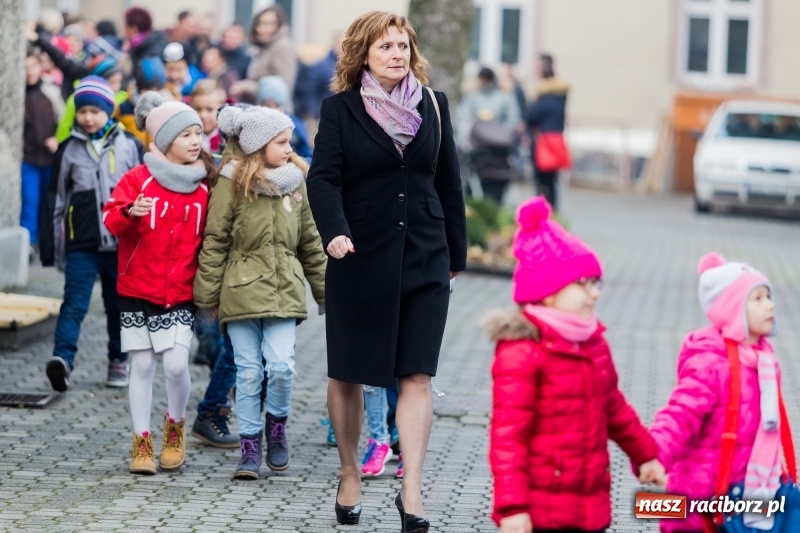 Zdjęcie w galerii na portalu naszraciborz.pl: Święto Szkoły w ZSP nr 3 na Płoni. Placówka ma nowy sztandar  wiadomości z regionu