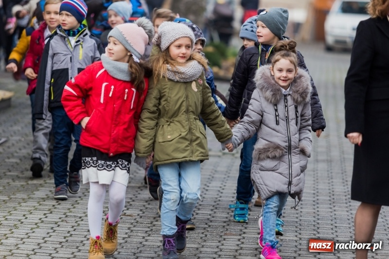 Zdjęcie w galerii na portalu naszraciborz.pl: Święto Szkoły w ZSP nr 3 na Płoni. Placówka ma nowy sztandar  wiadomości z regionu