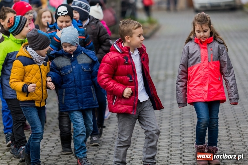Zdjęcie w galerii na portalu naszraciborz.pl: Święto Szkoły w ZSP nr 3 na Płoni. Placówka ma nowy sztandar  wiadomości z regionu