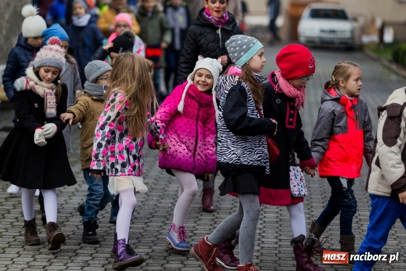 Zdjęcie w galerii na portalu naszraciborz.pl: Święto Szkoły w ZSP nr 3 na Płoni. Placówka ma nowy sztandar  wiadomości z regionu