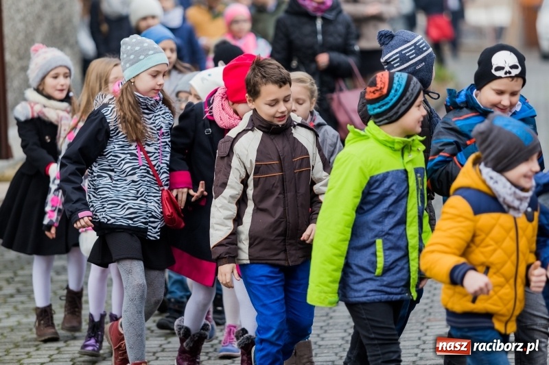 Zdjęcie w galerii na portalu naszraciborz.pl: Święto Szkoły w ZSP nr 3 na Płoni. Placówka ma nowy sztandar  wiadomości z regionu