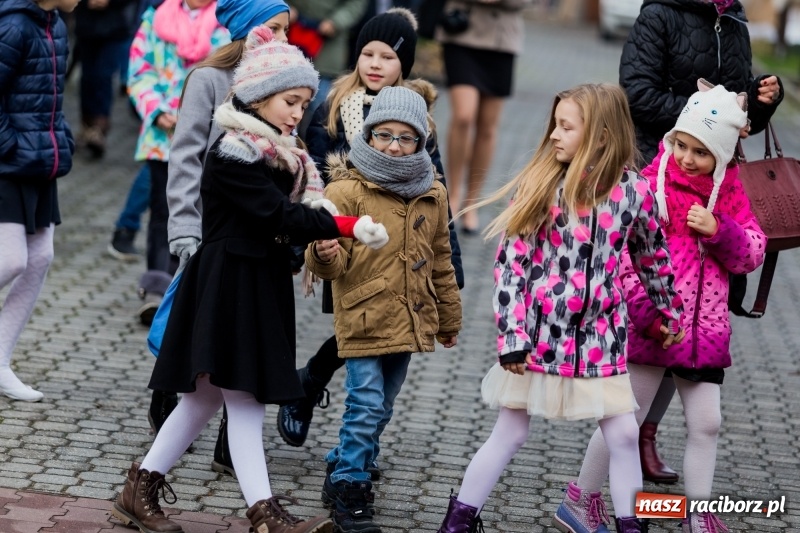 Zdjęcie w galerii na portalu naszraciborz.pl: Święto Szkoły w ZSP nr 3 na Płoni. Placówka ma nowy sztandar  wiadomości z regionu