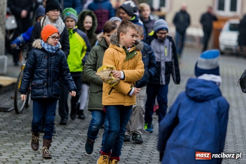 Zdjęcie w galerii na portalu naszraciborz.pl: Święto Szkoły w ZSP nr 3 na Płoni. Placówka ma nowy sztandar  wiadomości z regionu