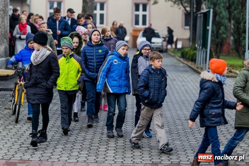 Zdjęcie w galerii na portalu naszraciborz.pl: Święto Szkoły w ZSP nr 3 na Płoni. Placówka ma nowy sztandar  wiadomości z regionu