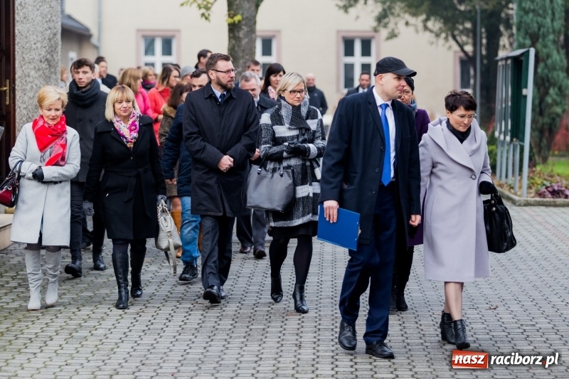 Zdjęcie w galerii na portalu naszraciborz.pl: Święto Szkoły w ZSP nr 3 na Płoni. Placówka ma nowy sztandar  wiadomości z regionu