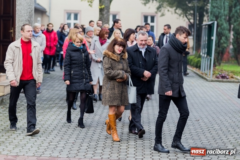 Zdjęcie w galerii na portalu naszraciborz.pl: Święto Szkoły w ZSP nr 3 na Płoni. Placówka ma nowy sztandar  wiadomości z regionu