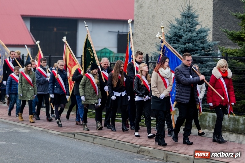 Zdjęcie w galerii na portalu naszraciborz.pl: Święto Szkoły w ZSP nr 3 na Płoni. Placówka ma nowy sztandar  wiadomości z regionu
