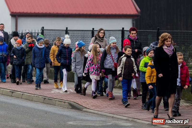 Zdjęcie w galerii na portalu naszraciborz.pl: Święto Szkoły w ZSP nr 3 na Płoni. Placówka ma nowy sztandar  wiadomości z regionu
