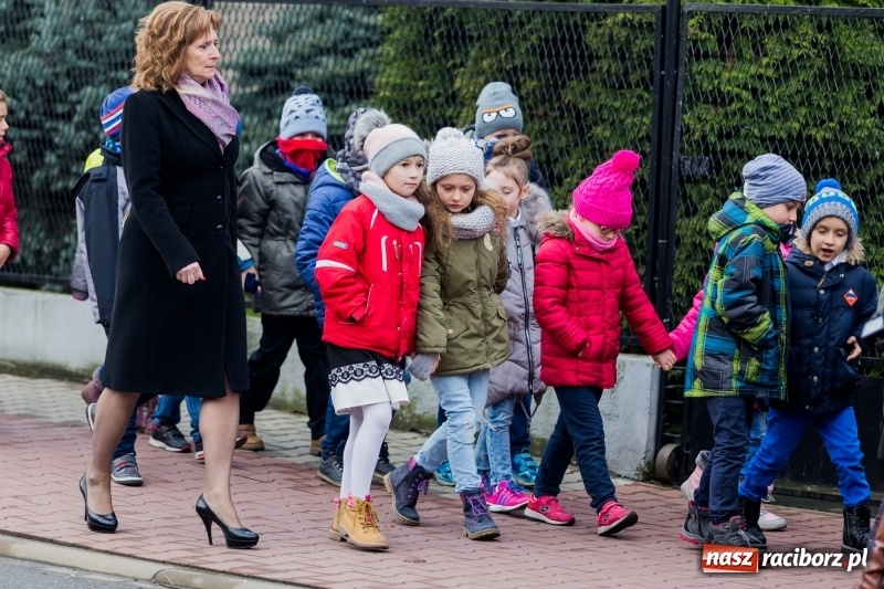 Zdjęcie w galerii na portalu naszraciborz.pl: Święto Szkoły w ZSP nr 3 na Płoni. Placówka ma nowy sztandar  wiadomości z regionu