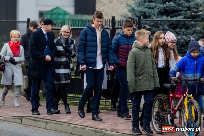 Zdjęcie w galerii na portalu naszraciborz.pl: Święto Szkoły w ZSP nr 3 na Płoni. Placówka ma nowy sztandar  wiadomości z regionu