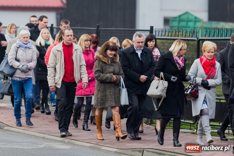 Zdjęcie w galerii na portalu naszraciborz.pl: Święto Szkoły w ZSP nr 3 na Płoni. Placówka ma nowy sztandar  wiadomości z regionu