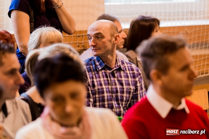 Zdjęcie w galerii na portalu naszraciborz.pl: Święto Szkoły w ZSP nr 3 na Płoni. Placówka ma nowy sztandar  wiadomości z regionu