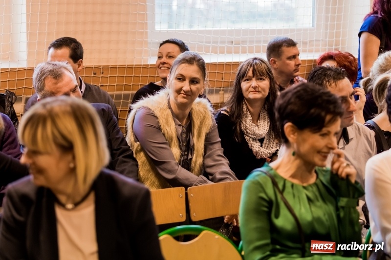 Zdjęcie w galerii na portalu naszraciborz.pl: Święto Szkoły w ZSP nr 3 na Płoni. Placówka ma nowy sztandar  wiadomości z regionu