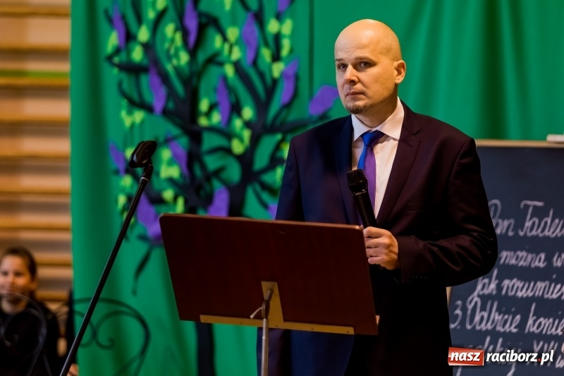 Zdjęcie w galerii na portalu naszraciborz.pl: Święto Szkoły w ZSP nr 3 na Płoni. Placówka ma nowy sztandar  wiadomości z regionu