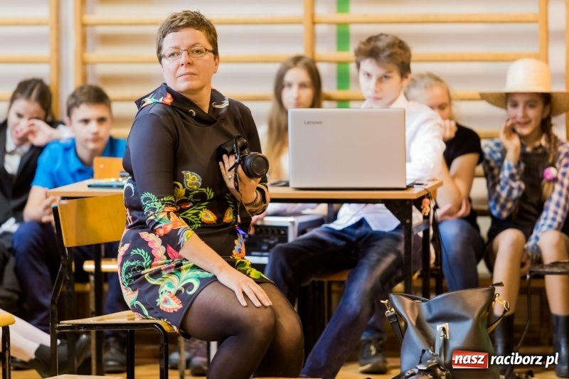 Zdjęcie w galerii na portalu naszraciborz.pl: Święto Szkoły w ZSP nr 3 na Płoni. Placówka ma nowy sztandar  wiadomości z regionu