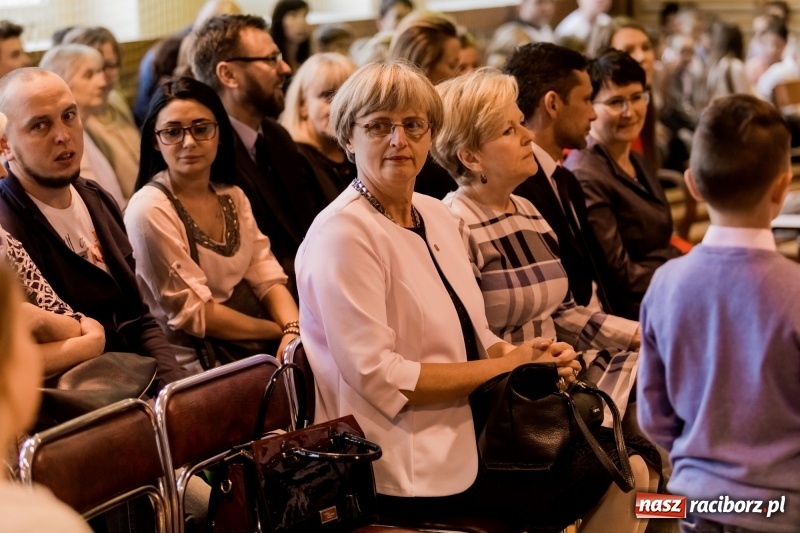 Zdjęcie w galerii na portalu naszraciborz.pl: Święto Szkoły w ZSP nr 3 na Płoni. Placówka ma nowy sztandar  wiadomości z regionu