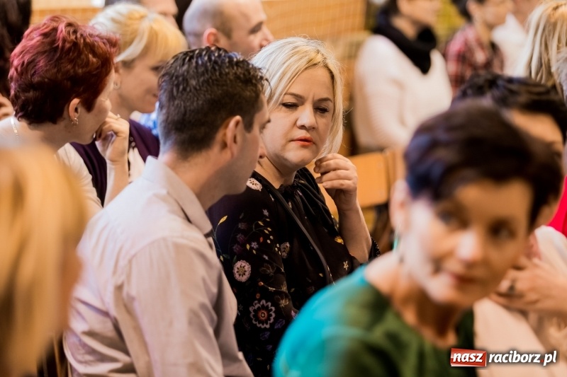 Zdjęcie w galerii na portalu naszraciborz.pl: Święto Szkoły w ZSP nr 3 na Płoni. Placówka ma nowy sztandar  wiadomości z regionu