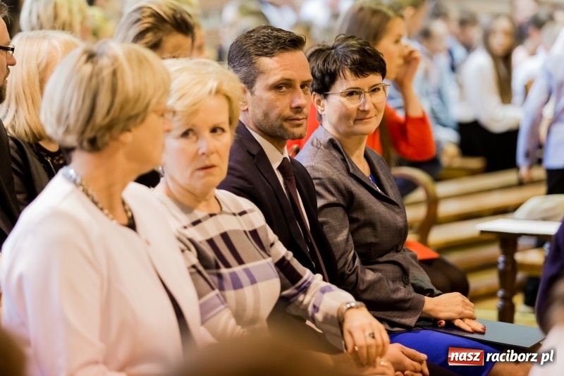 Zdjęcie w galerii na portalu naszraciborz.pl: Święto Szkoły w ZSP nr 3 na Płoni. Placówka ma nowy sztandar  wiadomości z regionu